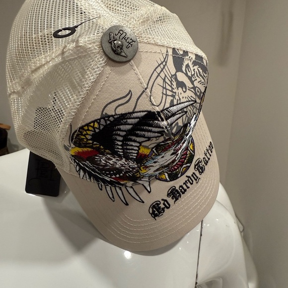 Ed Hardy Embroidered Battle
Skull - Khaki SnapBack Cap - Picture 6 of 16